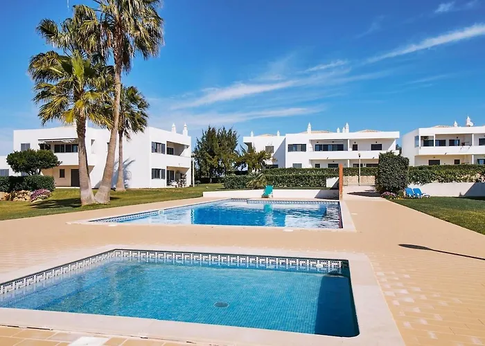 Marie Mit Pool Und Tennisplatz *